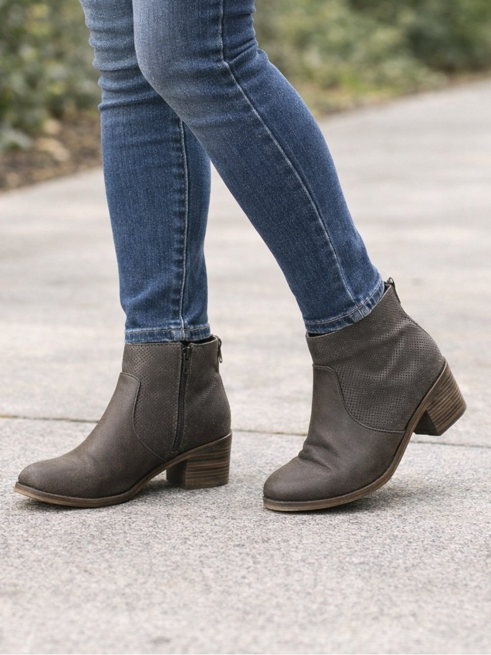 5/$25 Billabong Talia Heeled Ankle Booties Size 6